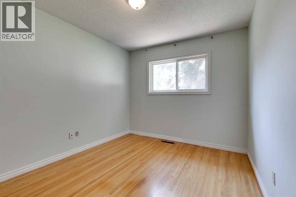 Photo 14 of 631 37 Street Sw, Calgary AB