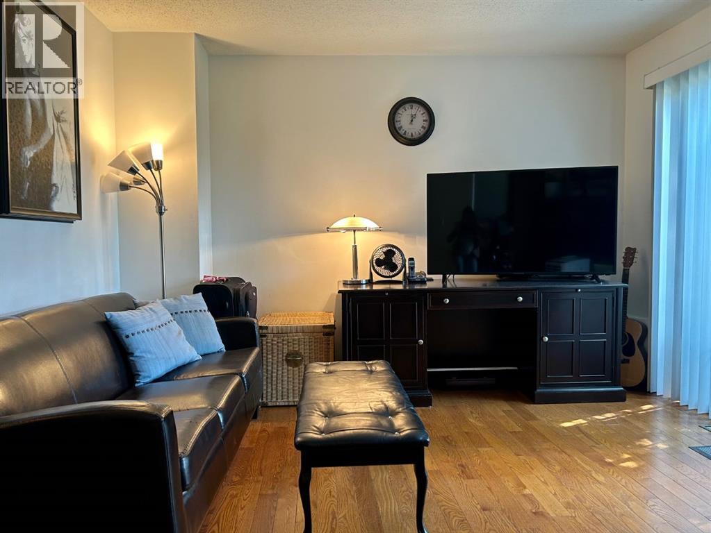 Photo 6 of 71 4940 39 Avenue Sw, Calgary AB