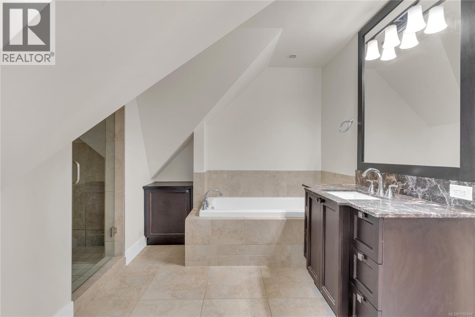 Photo 17 of 17 675 Superior St, Victoria BC