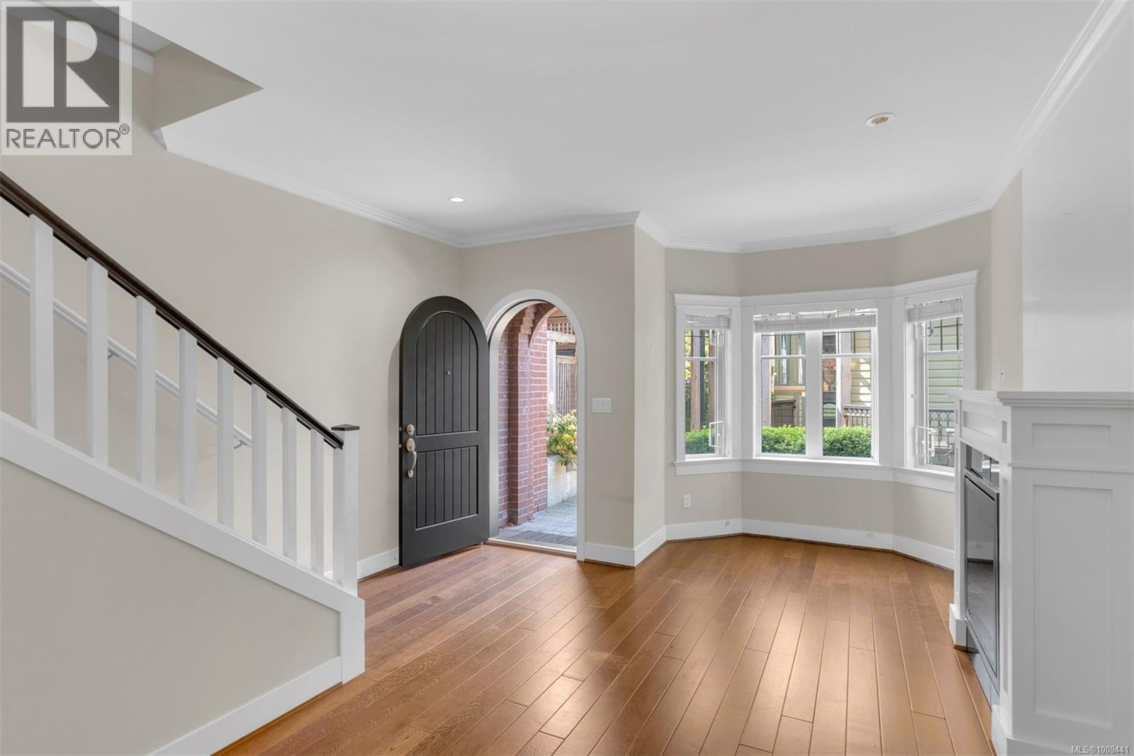 Photo 2 of 17 675 Superior St, Victoria BC