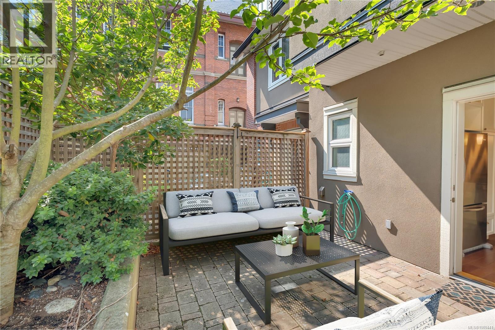 Photo 24 of 17 675 Superior St, Victoria BC