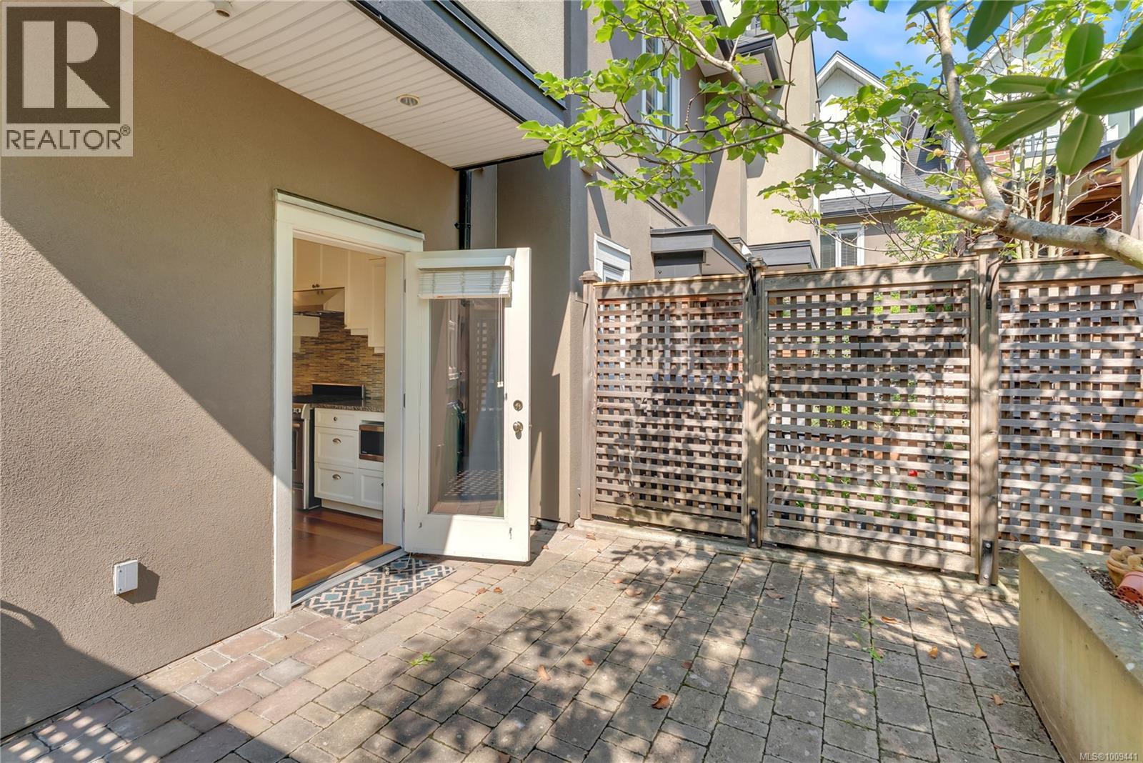 Photo 26 of 17 675 Superior St, Victoria BC