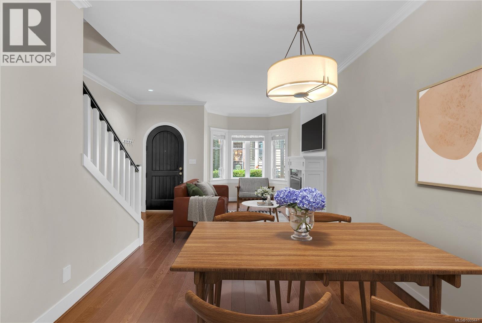 Photo 3 of 17 675 Superior St, Victoria BC