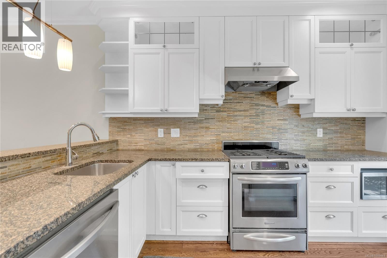 Photo 7 of 17 675 Superior St, Victoria BC