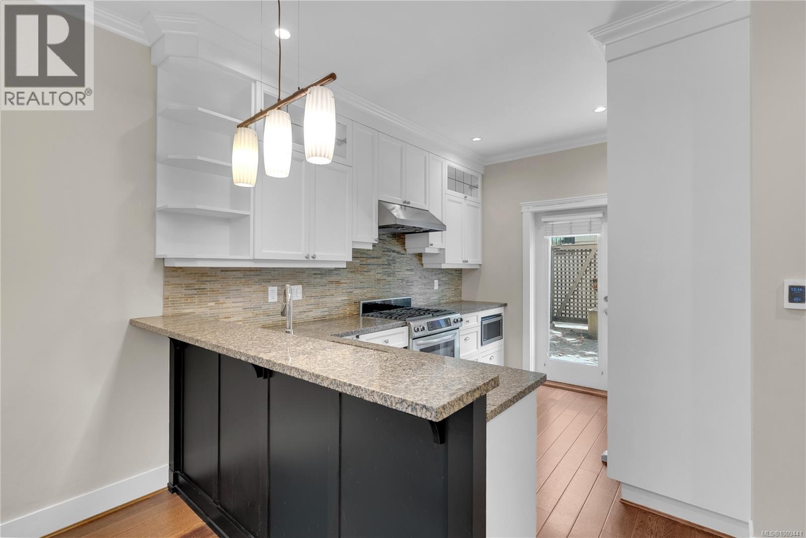 Photo 8 of 17 675 Superior St, Victoria BC