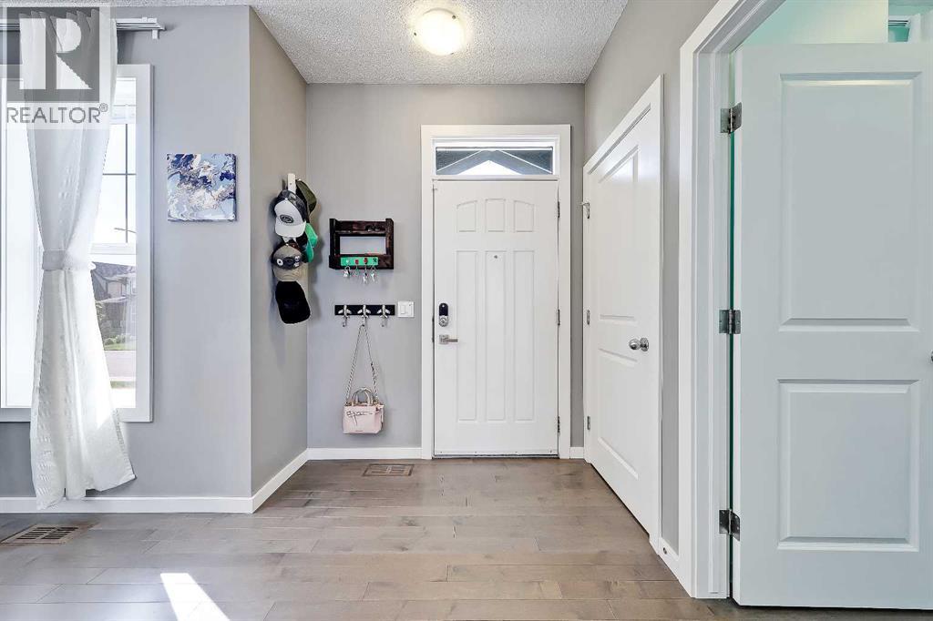 Photo 2 of 296 Marquis Heights Se, Calgary AB