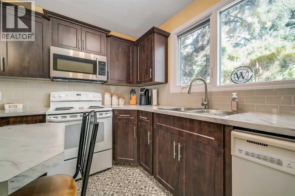 Photo 3 of 4 10910 Bonaventure Drive, Calgary AB