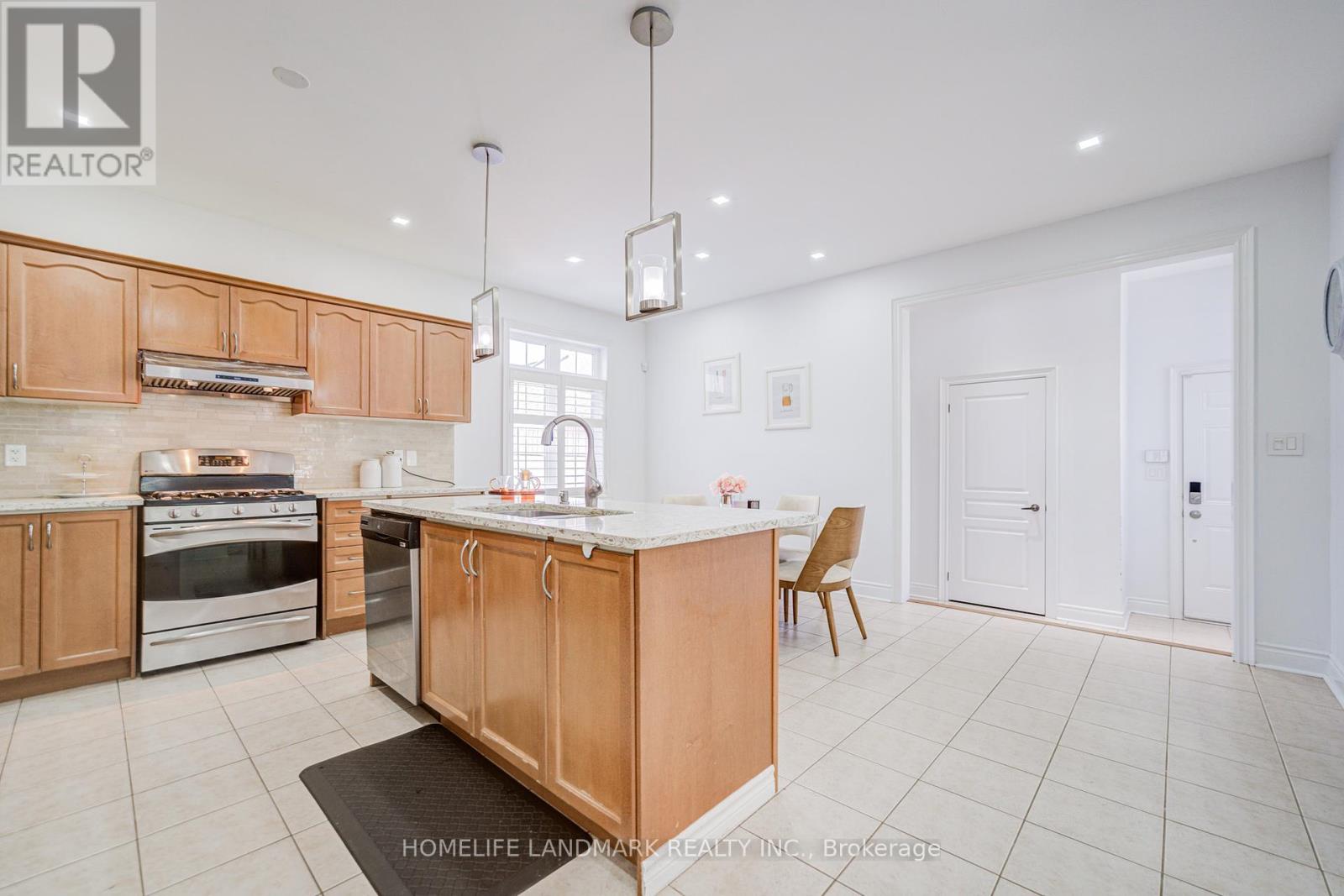 Photo 17 of 14 West Normandy Drive, Markham ON
