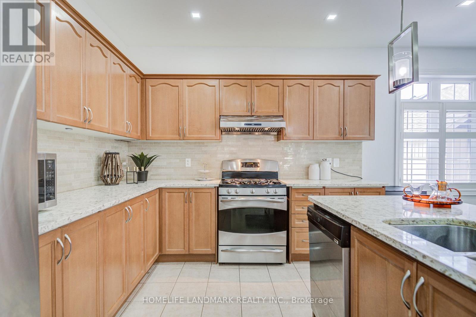 Photo 18 of 14 West Normandy Drive, Markham ON