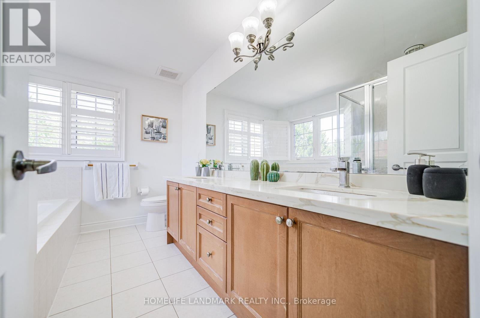 Photo 30 of 14 West Normandy Drive, Markham ON