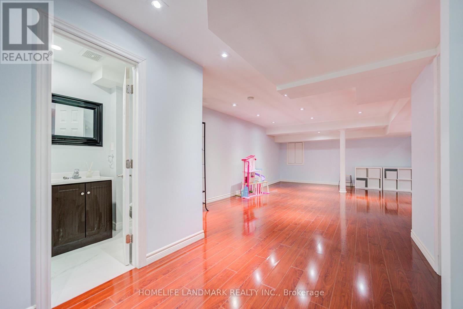 Photo 37 of 14 West Normandy Drive, Markham ON