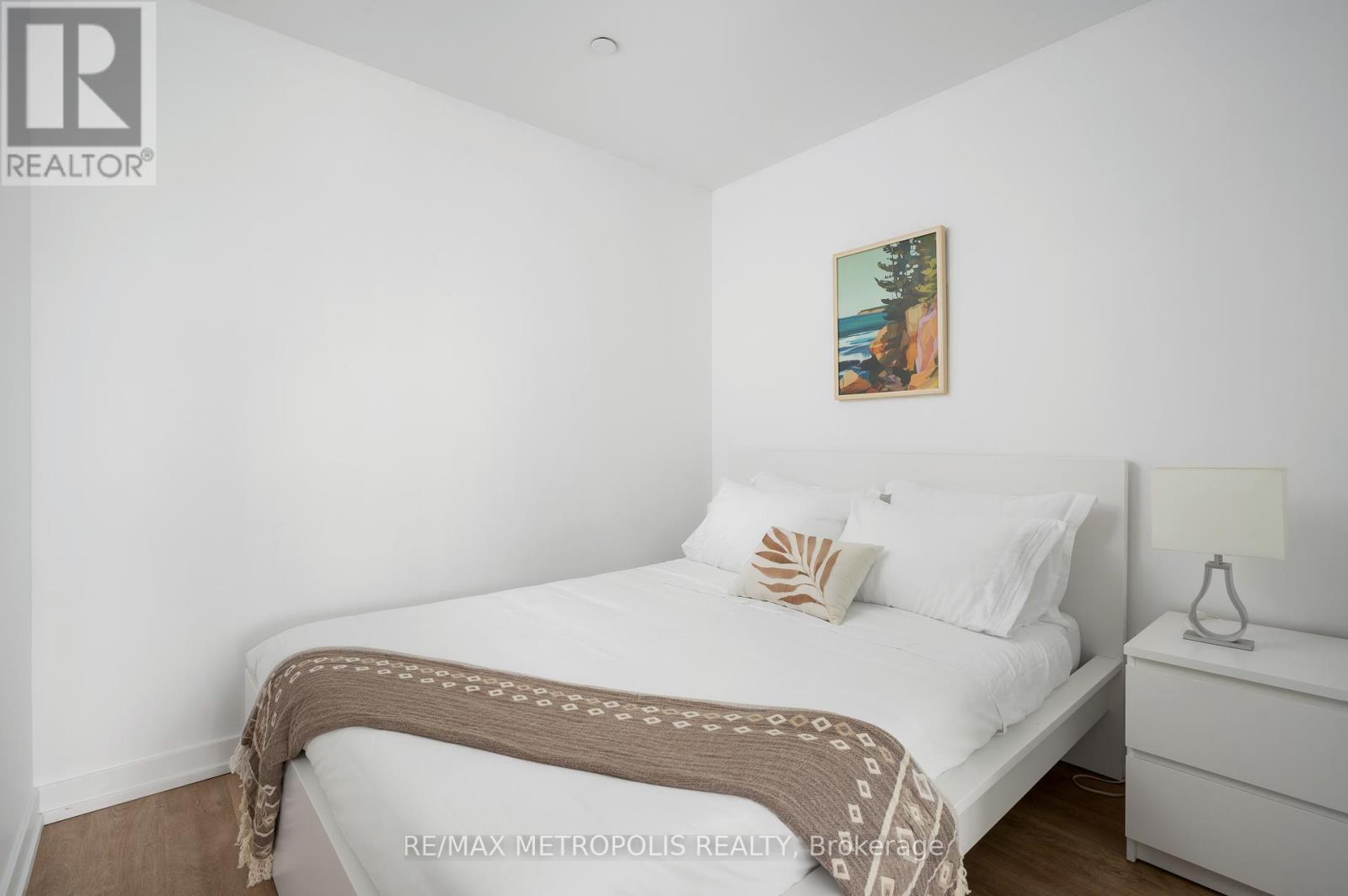 Photo 10 of 407 2300 St Clair Avenue W, Toronto ON