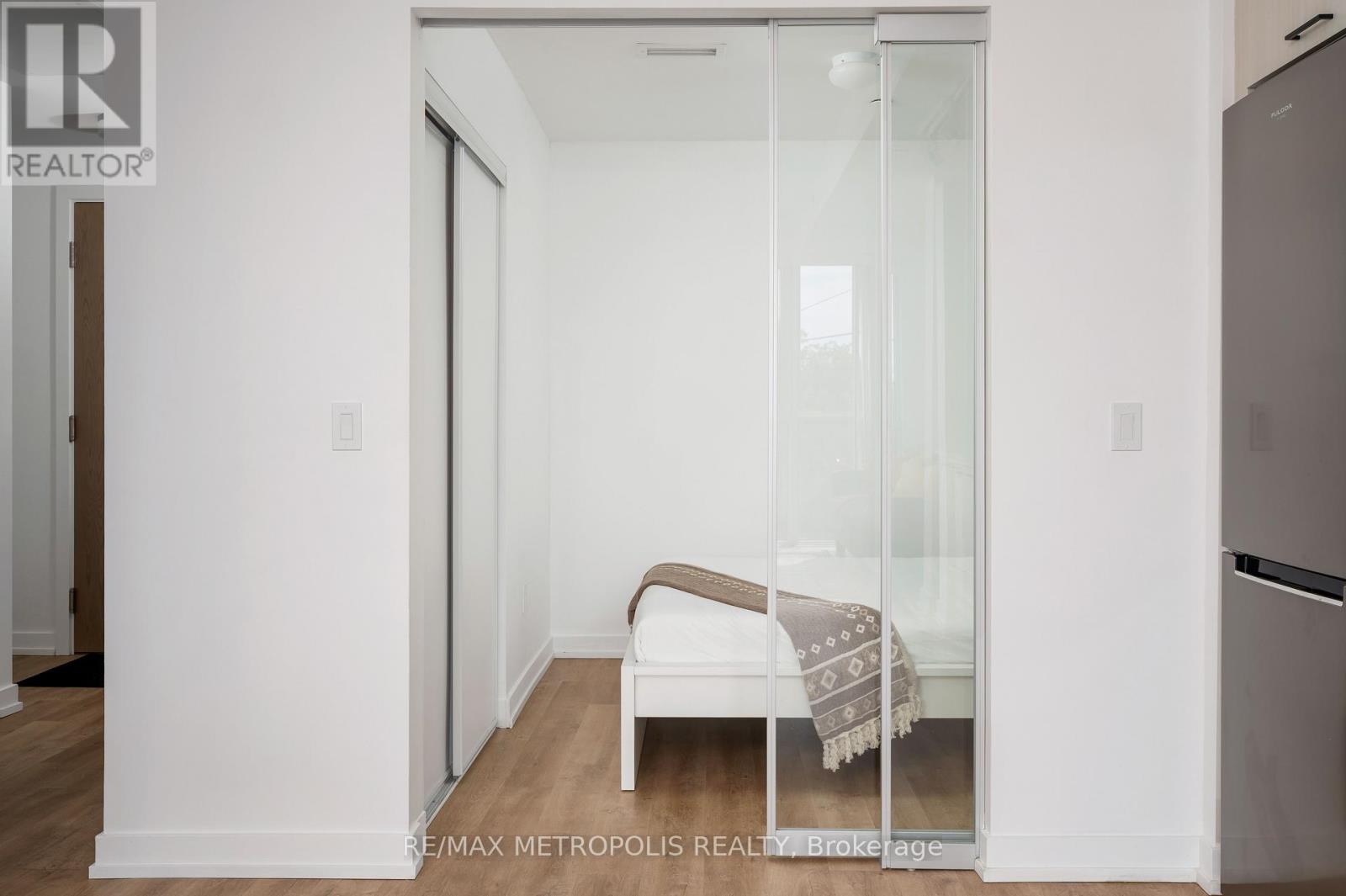 Photo 11 of 407 2300 St Clair Avenue W, Toronto ON