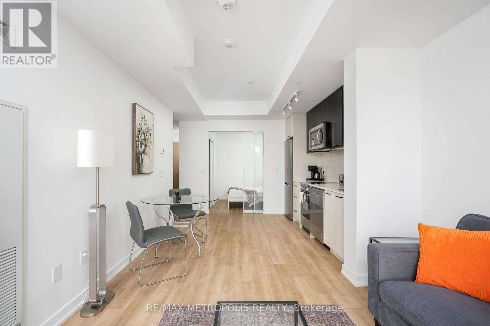 Photo 5 of 407 2300 St Clair Avenue W, Toronto ON