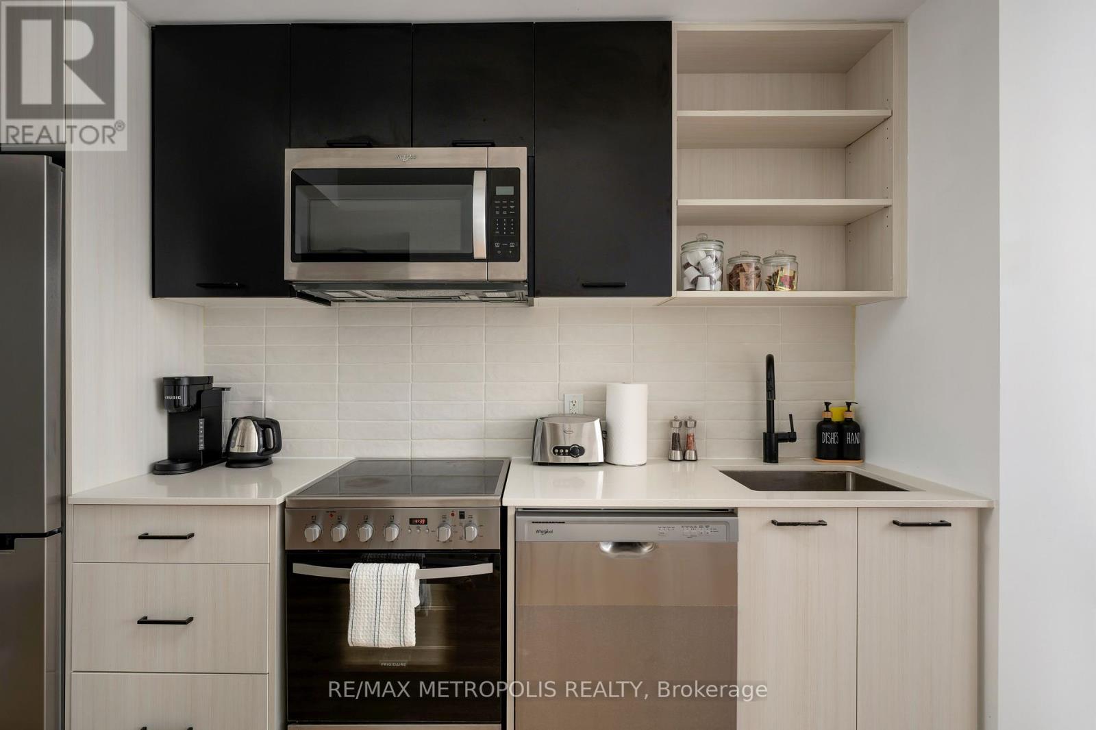 Photo 7 of 407 2300 St Clair Avenue W, Toronto ON