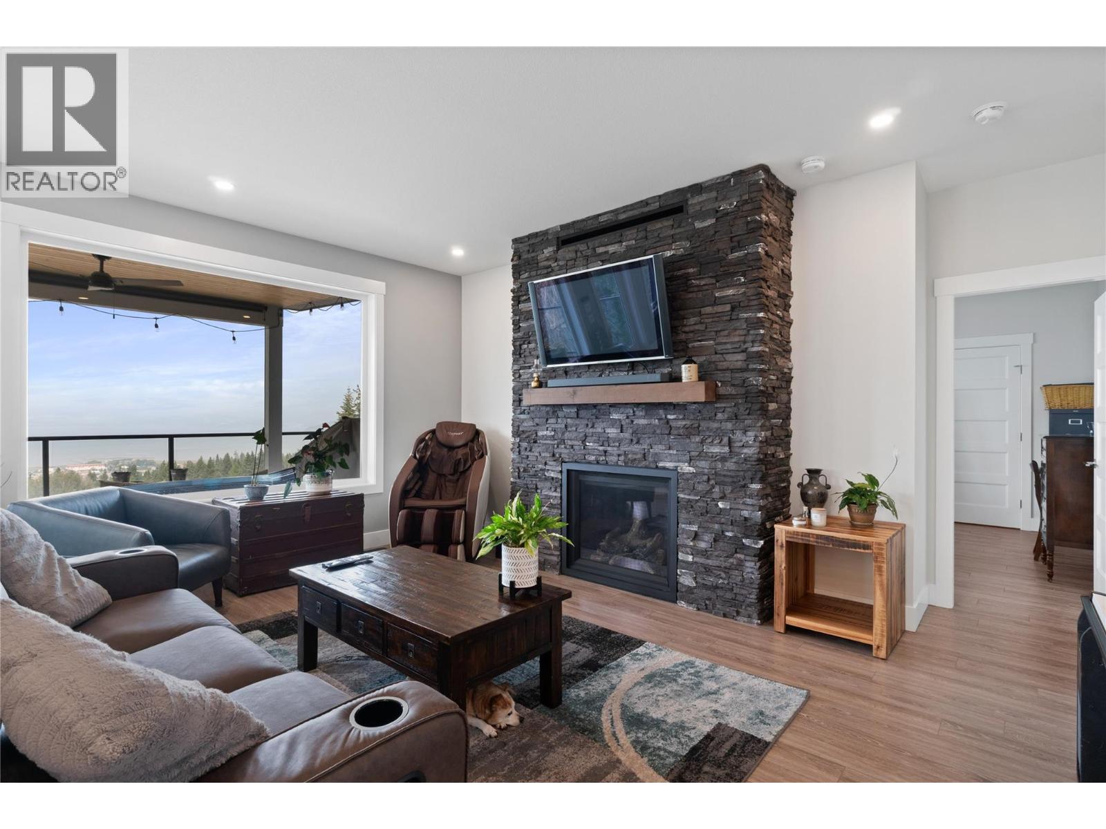 Photo 16 of 1021 17 Avenue Se, Salmon Arm BC