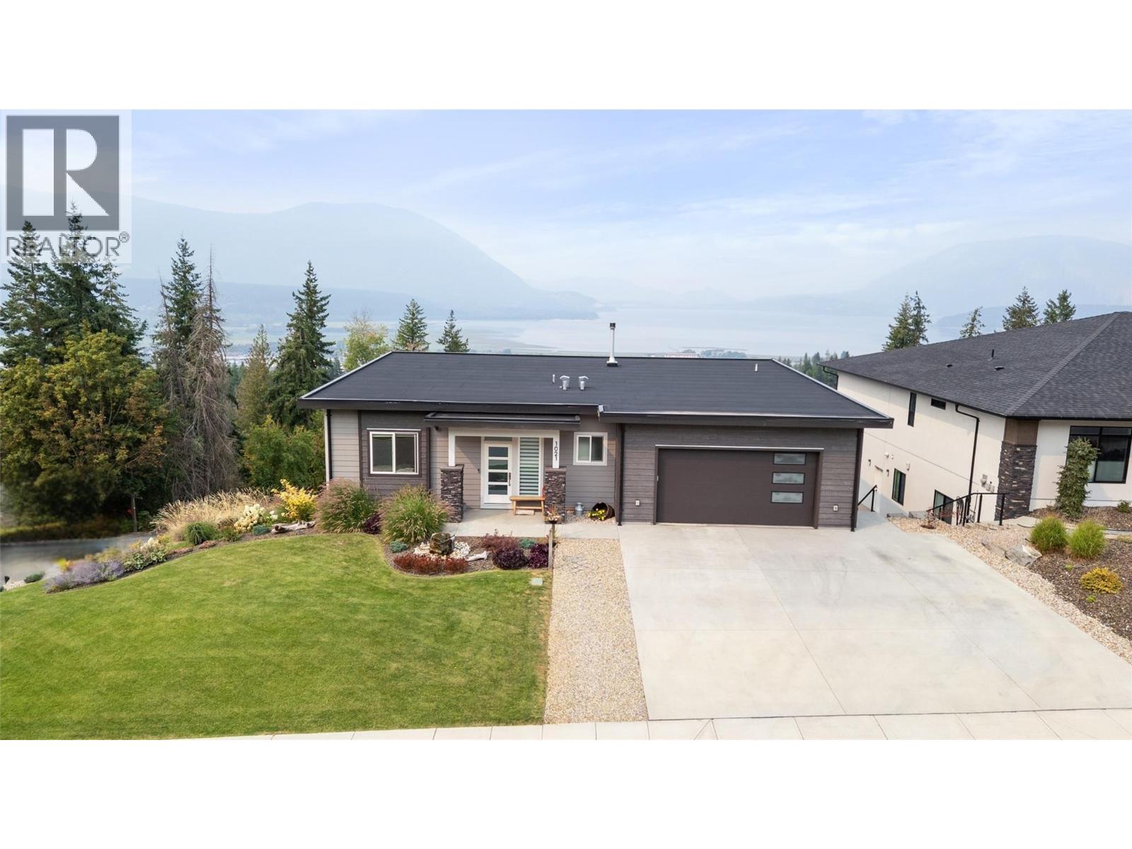 Photo 1 of 1021 17 Avenue Se, Salmon Arm BC