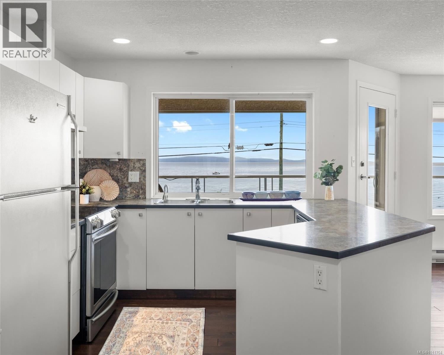 Photo 4 of 103 3156 Island Hwy W, Qualicum Beach BC