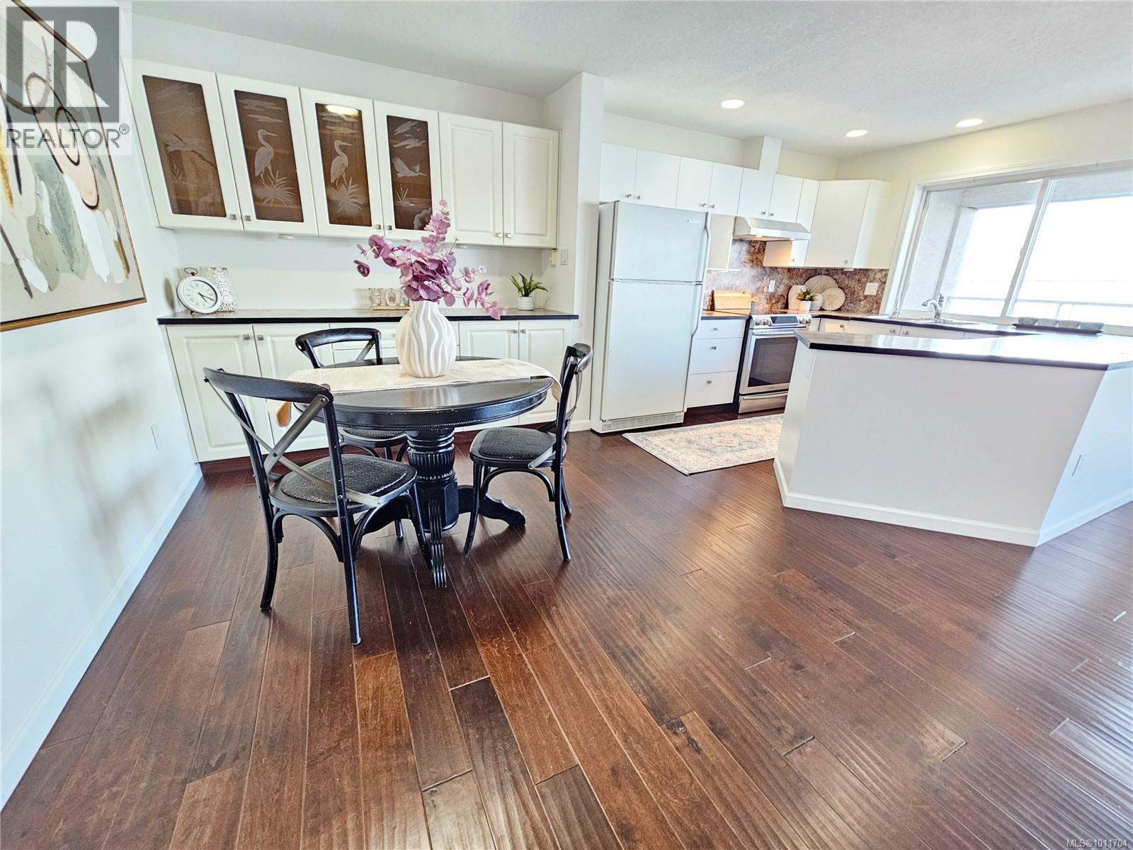 Photo 6 of 103 3156 Island Hwy W, Qualicum Beach BC