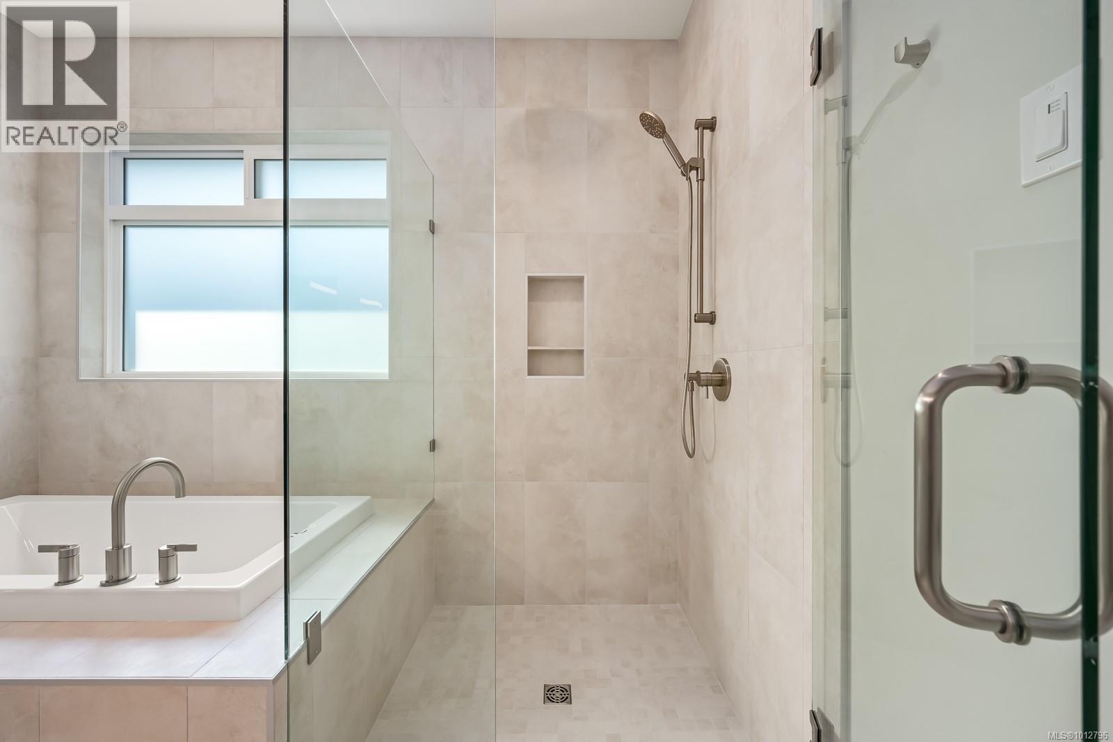 3989 Buckstone Rd, Courtenay