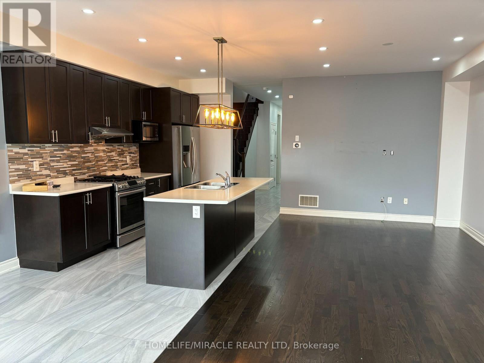 Photo 2 of Main 12 Gruenwald Gate, Brampton ON