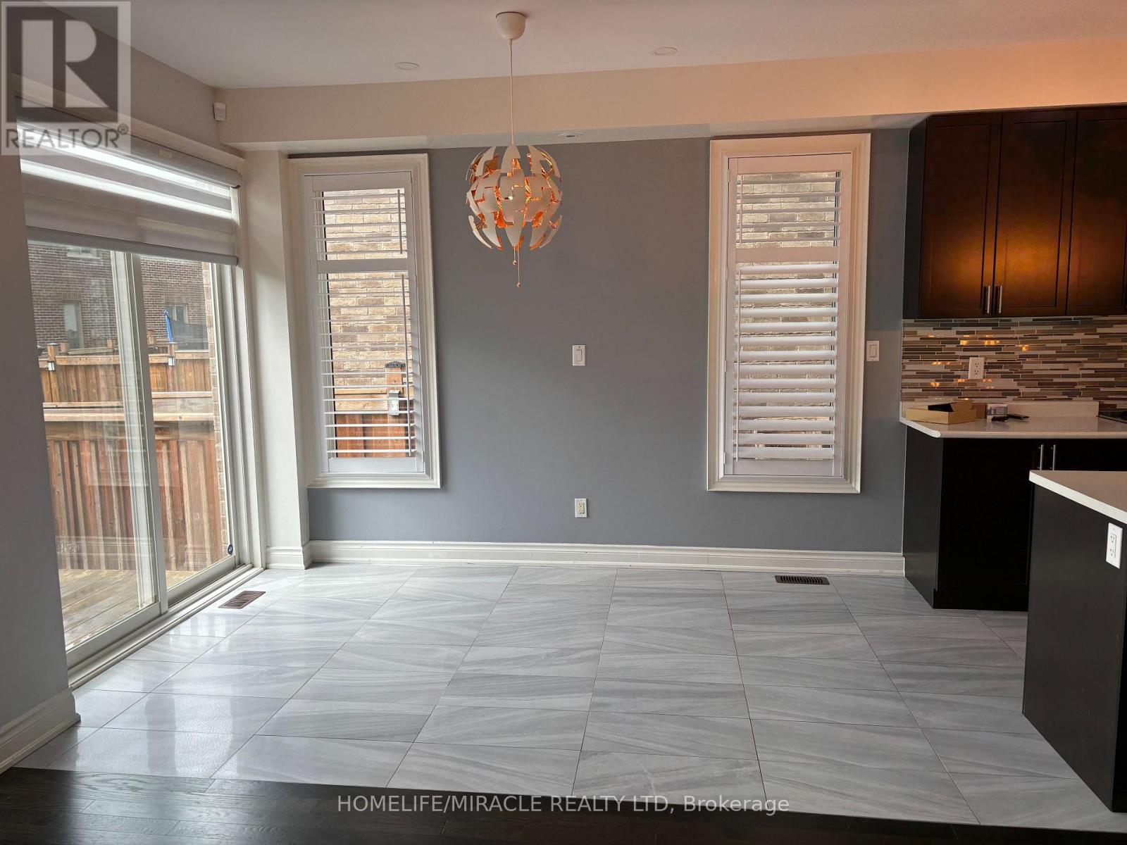 Photo 5 of Main 12 Gruenwald Gate, Brampton ON