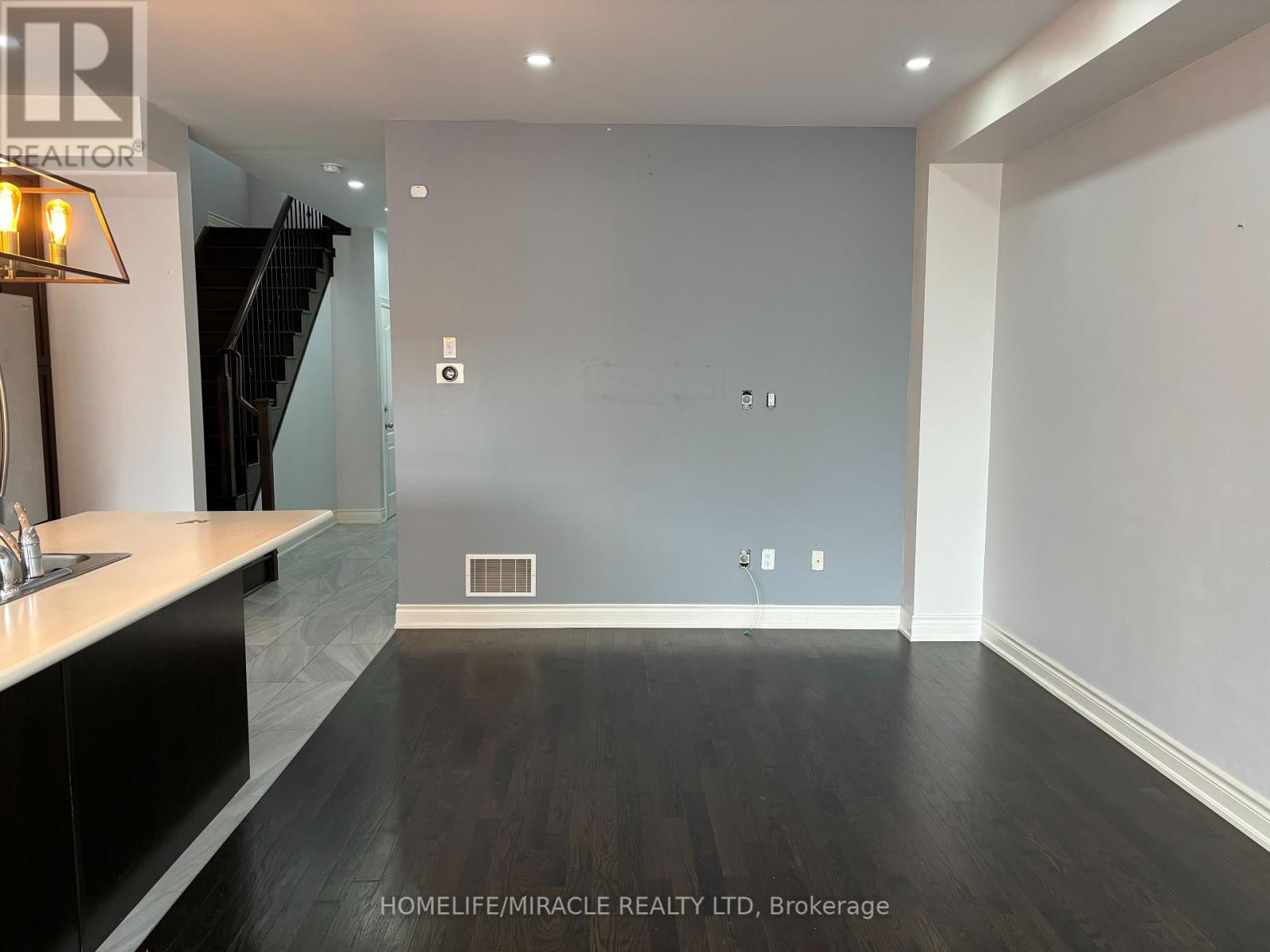 Photo 7 of Main 12 Gruenwald Gate, Brampton ON