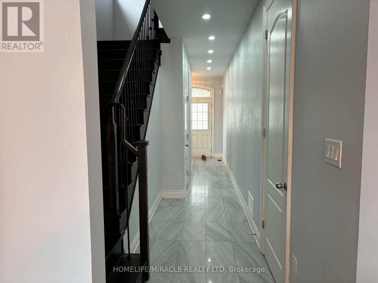 Photo 8 of Main 12 Gruenwald Gate, Brampton ON