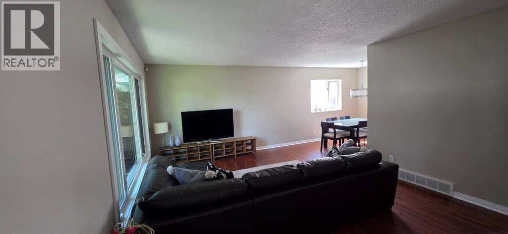 Photo 17 of 640 Willowburn Crescent Se, Calgary AB