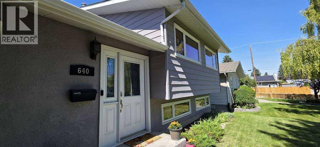 Photo 5 of 640 Willowburn Crescent Se, Calgary AB