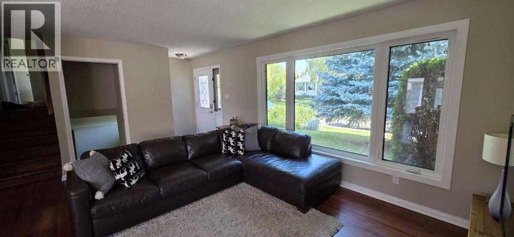 Photo 16 of 640 Willowburn Crescent Se, Calgary AB