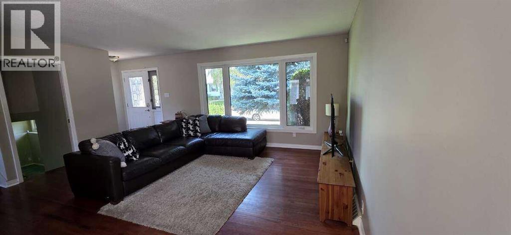 Photo 19 of 640 Willowburn Crescent Se, Calgary AB