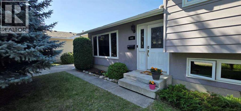 Photo 6 of 640 Willowburn Crescent Se, Calgary AB