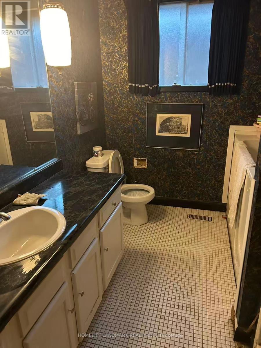 Photo 9 of 15 Yarmouth Court, Hamilton ON