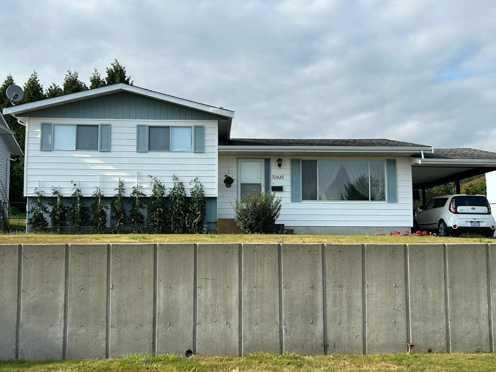Photo 2 of 32615 Fleming Avenue, Mission BC