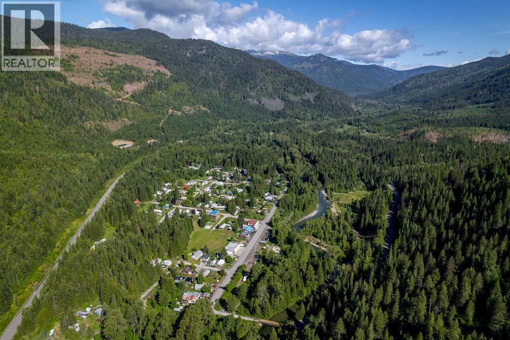 Photo 5 of 7114 1st Avenue, Ymir BC