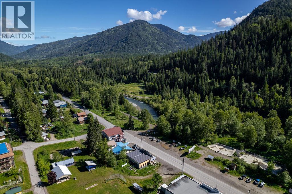 Photo 4 of 7114 1st Avenue, Ymir BC
