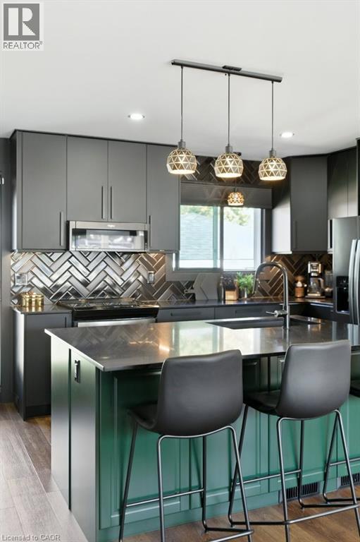 Photo 15 of 30 Cloke Court, Hamilton ON