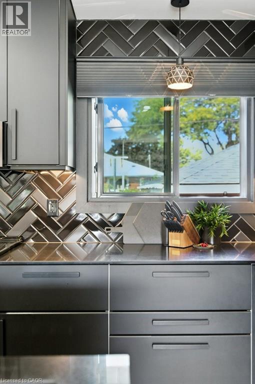 Photo 17 of 30 Cloke Court, Hamilton ON
