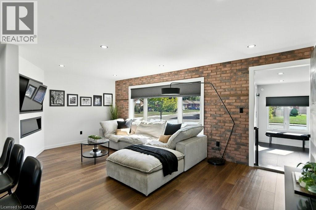 Photo 10 of 30 Cloke Court, Hamilton ON