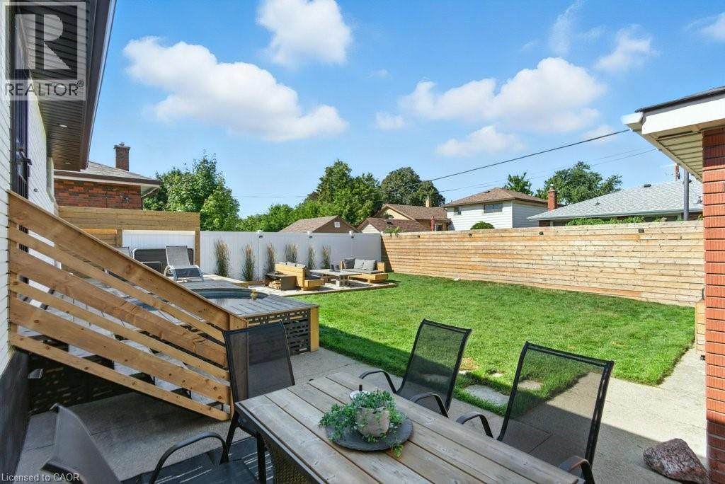 Photo 40 of 30 Cloke Court, Hamilton ON