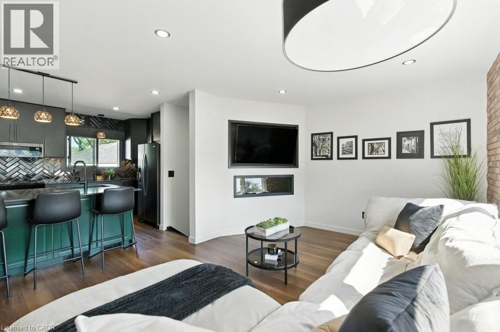 Photo 11 of 30 Cloke Court, Hamilton ON