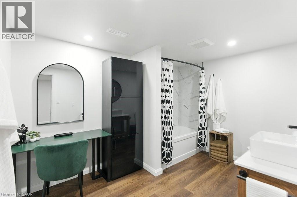 Photo 35 of 30 Cloke Court, Hamilton ON