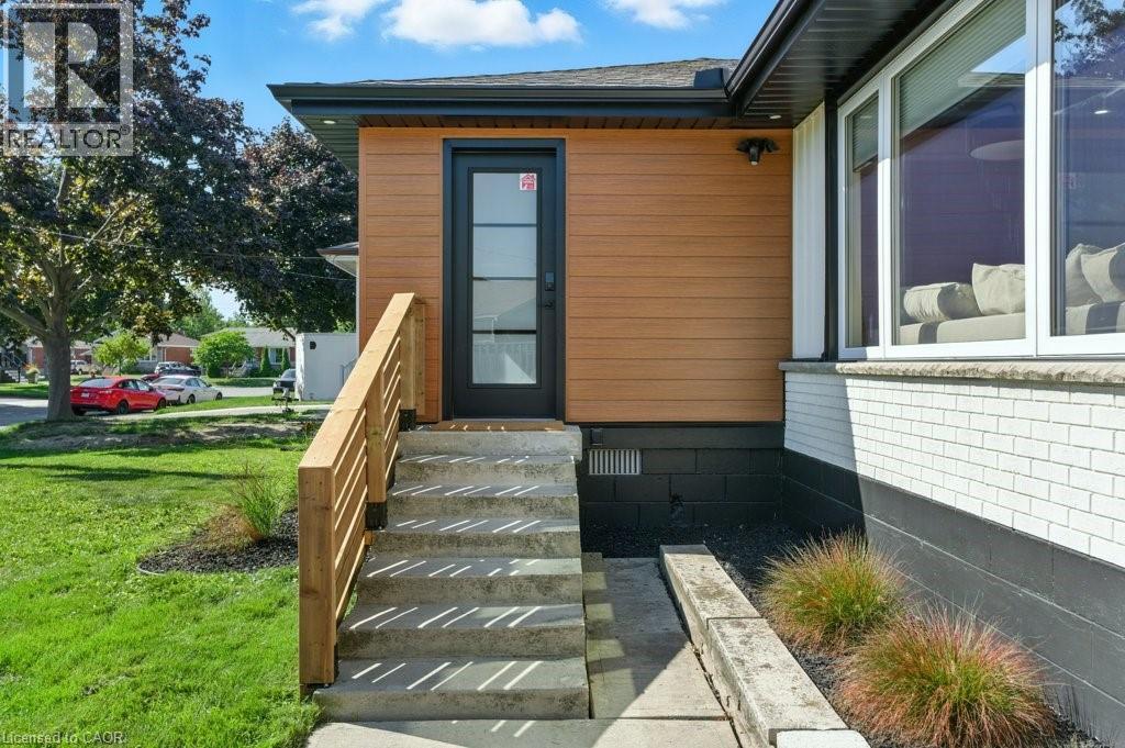 Photo 4 of 30 Cloke Court, Hamilton ON
