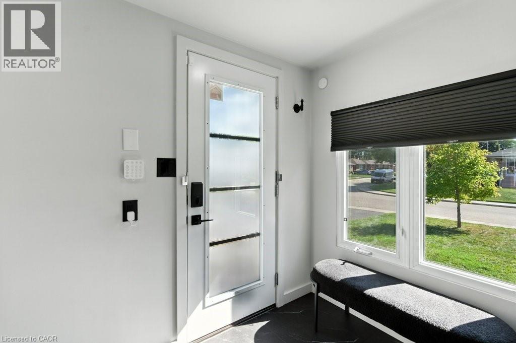 Photo 5 of 30 Cloke Court, Hamilton ON