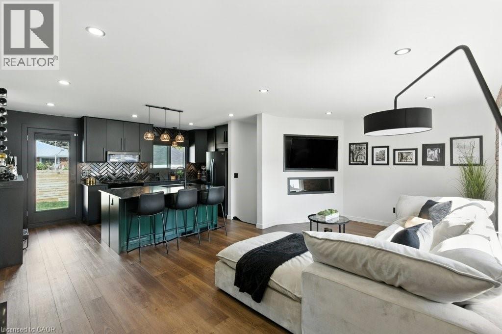 Photo 8 of 30 Cloke Court, Hamilton ON