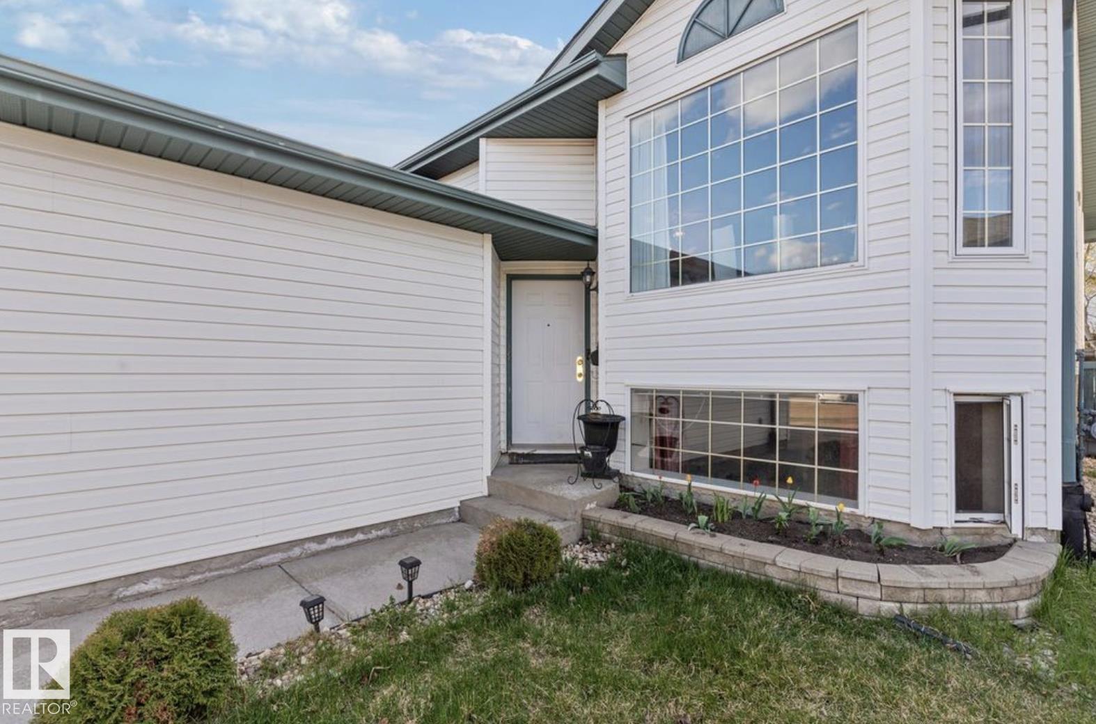 Photo 2 of 4030 37 A Avenue Nw, Edmonton AB