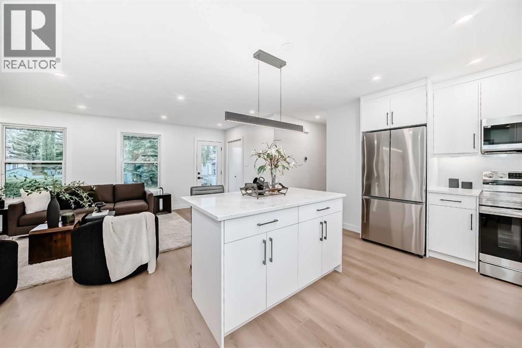 Photo 3 of 636 Cedarille Way Sw, Calgary AB