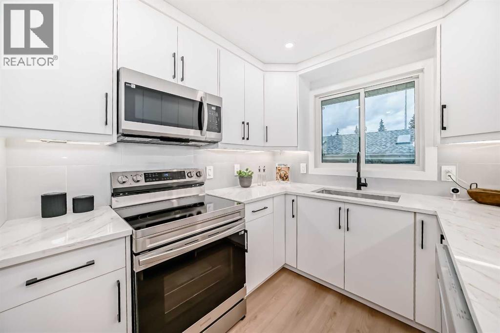 Photo 4 of 636 Cedarille Way Sw, Calgary AB
