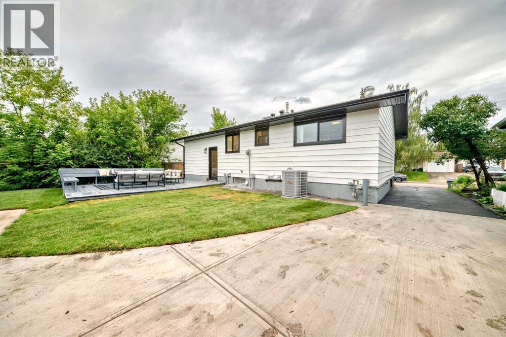 Photo 40 of 636 Cedarille Way Sw, Calgary AB